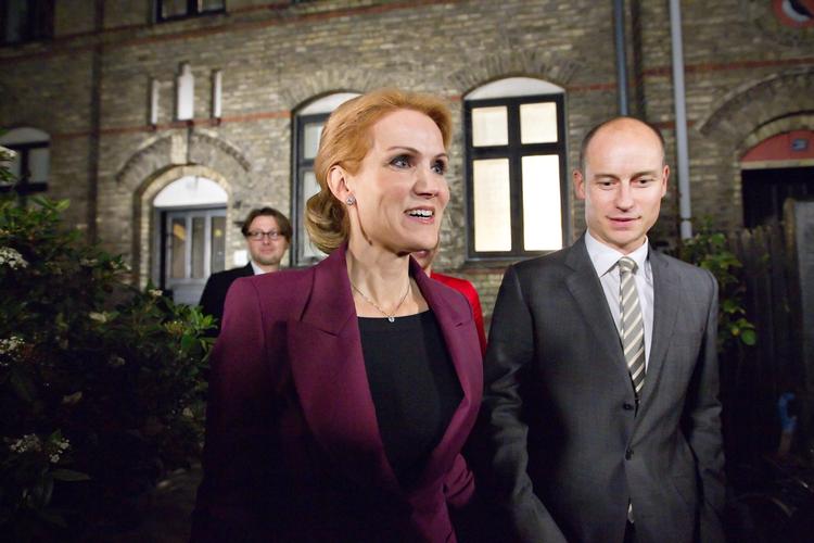 Seksualitet. Helle Thorning-Schmidt og Stephen Kinnock følte sig nødsaget til at gå ud i Politiken i august 2012 for at dementere et rygte om, at Stephen Kinnock var bi- eller homoseksuel. 