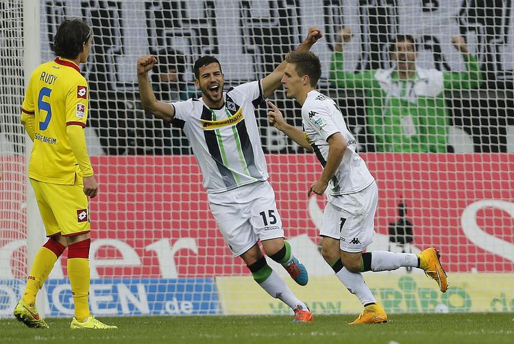 UBESEJRET. Borussia Mönchengladbach er i dagens udgave uden danskere, men holdet tæller bl.a. spanieren Alvaro Dominguez (i midten) og Patrick Herrmann (th.), der scorede et mål og lagde op til et i dag. 