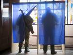 valg. Prorussiske oprørere afgiver deres stemme ved et valgsted i en af separatisternes militærbaser i Donetsk i dag. 