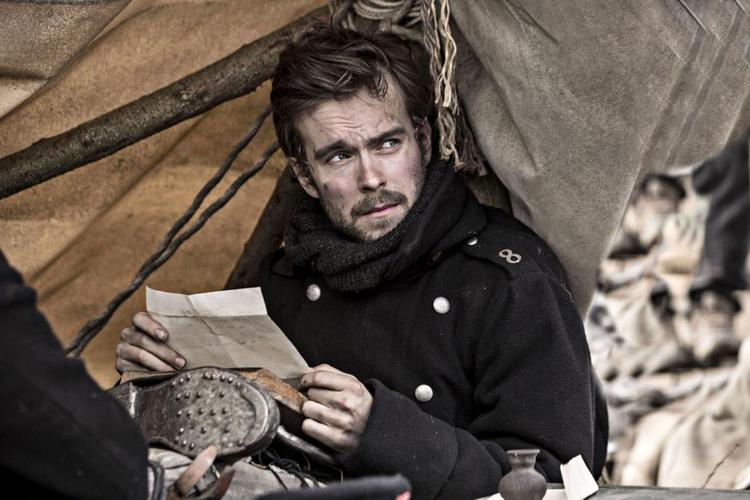 SPRÆNGT TREKANT. Peter (Jens Sætter-Lassen, bill.) og brormand Laust havde det så hyggeligt med deres elskede Inge. Indtil i aftes. 