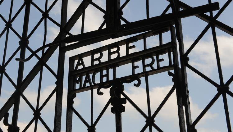 Et foto fra 2009 af indgangsporten til kz-lejren Dachau i Tyskland. Nu er den historiske port, der er et symbol på nazisterns massemord på jøder og andre grupper, blevet stjålet. 