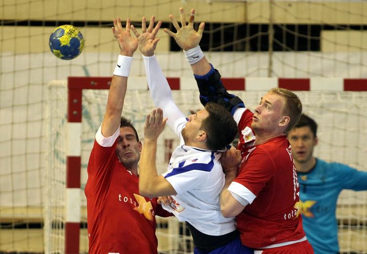 FORSVARSSPIL. Danskerne holdt Bosnien nede på 23 scoringer takket være godt forsvarsspil af Mads Christiansen (tv.) og Rene Toft Hansen (th.). 