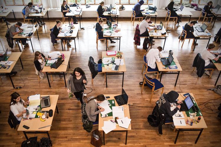 AFGANG. Folkeskolens ældste elever får fremover adgang til internettet, når de skal til afgangsprøve, lyder det i et nyt udspil fra regeringen. 