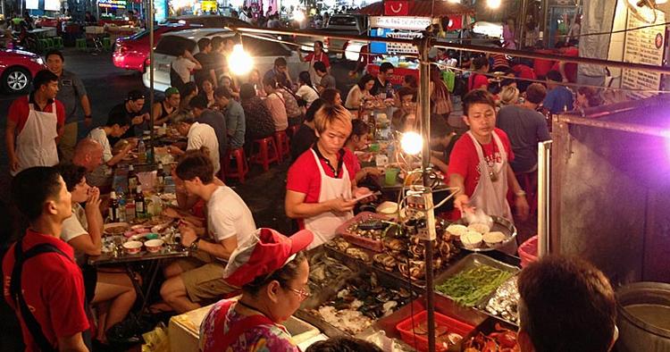 duel. På et gadehjørne i Bangkok konkurrerer to gadekøkkener om gæsternes gunst. Her Lek &amp; Rut Seafood. 