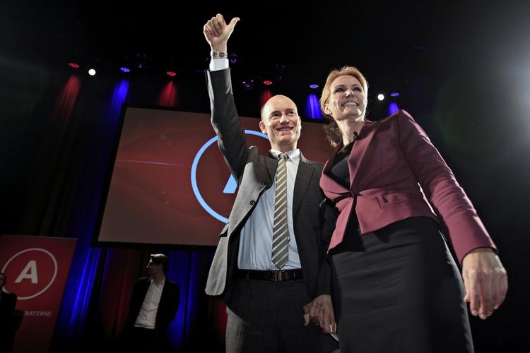 Magtskifte. Helle Thorning-Schmidt kan sammen med sin mand Stephen Kinnock juble over valgsejren ved folketingsvalget i september 2011, hvor BT få dage forinden havde bragt dele af parrets fortrolige skatteafgørelse. 