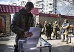 VALG. En soldat stemmer til det omstridte valg i det østlige Ukraine. 