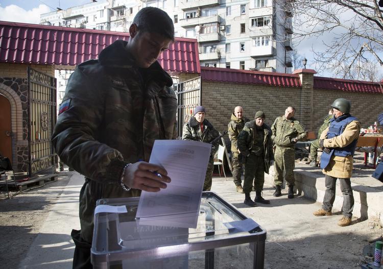 VALG. En soldat stemmer til det omstridte valg i det østlige Ukraine. 