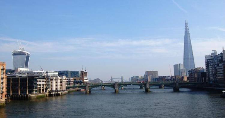 Udsigt. Til venstre rager højhuset med Sky Garden på toppen højt op over Themsen. Dog ikke så højt som The Shard til højre. 