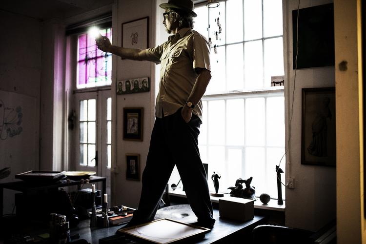 Ros. Med sit nye danske udspil vinder Lars H.U.G. igen anmelderhjerter. Politikens musikredaktør mener, at den 61-årige musiker trods »trods musikalsk rundere mahognihjørner« har formået at bevare noget anarki i sin popmusik. 