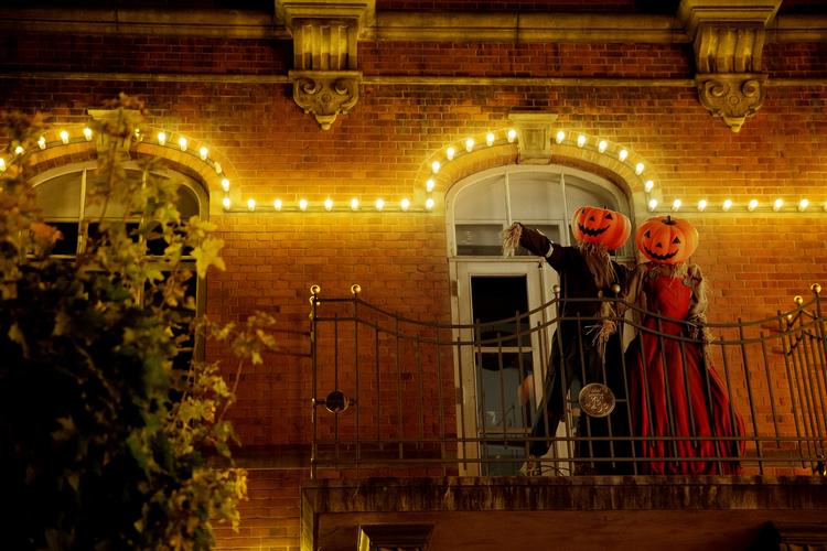 Sæson. Det kunne gpdt betale sig for Tivoli at holde ekstra åbent omrking halloween. 