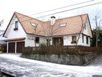 Skræddersyet. Stilistisk minder nogle af de japanske huse om danske typehuse fra 1970’erne. Det er kompakte halvanden- og toplansvillaer, fordi grundpriserne er høje. De er ofte tegnet med fokus på familielivets udfoldelse, med åbne stuer og køkkener med dagslys. 