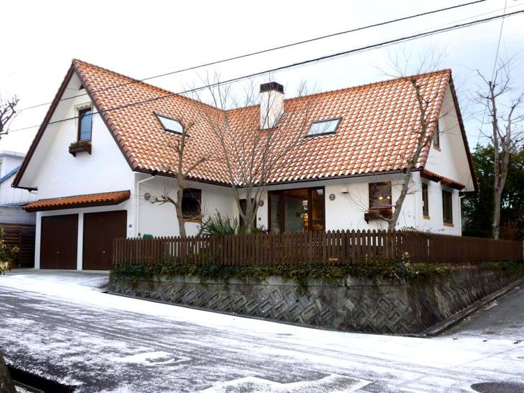 Skræddersyet. Stilistisk minder nogle af de japanske huse om danske typehuse fra 1970’erne. Det er kompakte halvanden- og toplansvillaer, fordi grundpriserne er høje. De er ofte tegnet med fokus på familielivets udfoldelse, med åbne stuer og køkkener med dagslys. 