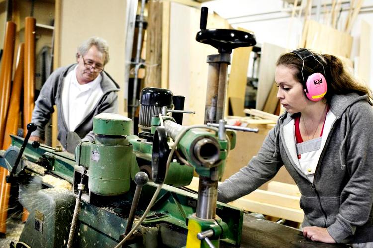 Risikabelt. Tømrer René Dysseholm og datteren Julie har blandede oplevelser med lærlinge. Nogle havde for meget krudt bag i og »kunne nærmest løbe på væggene«. 