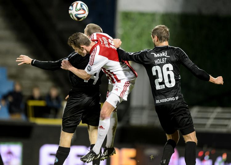 Superliga. Anders K. Jacobsen fra AaB snyder Dennis Flinta  og Thorbjørn Holst Rasmussen fra Silkeborg. 