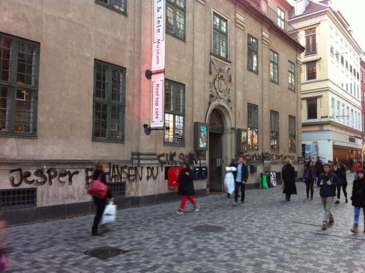 Hærværk. Graffitien hen over muren på Post &amp; tele Museum på Købmagergade i København håner dræbt politimand. 