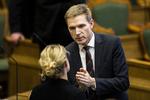 Dagpenge. DF-formand Kristian Thulesen Dahl roser socialdemokraten Jan Johansen, der vil stemme i mod sin gruppe i sagen om genoptjening af dagpenge. 