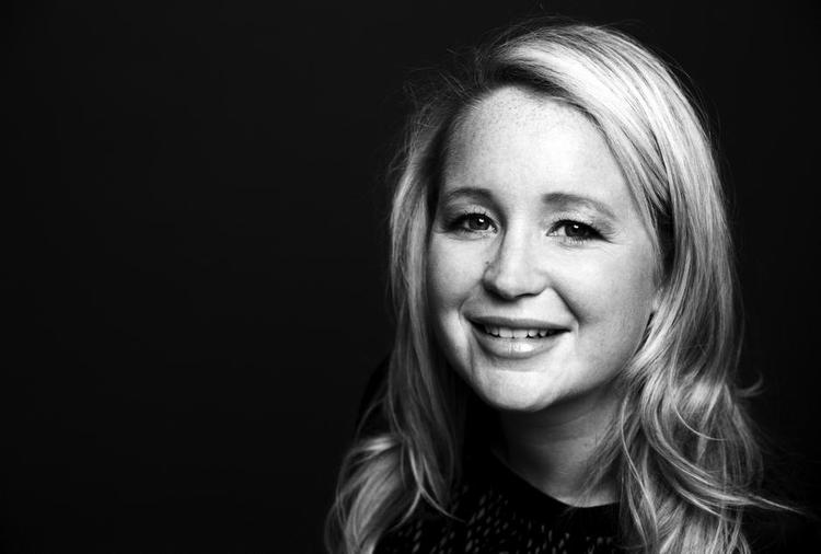 debutant. Signe Langtved Pallisgaard, er en af årets mange litterære debutanter. Hendes roman 'Et andet sted' udkom 17. januar. 