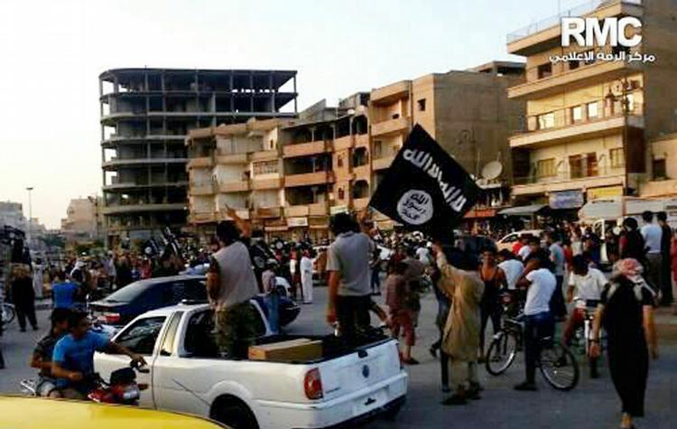 Fangevogtere. Soldater fra Islamisk Stat kører rundt i Raqqa i Syrien. I maj tog gruppen over 250 børn til fange. Alle pigerne blev løsladt, men 156 drenge blev holdt som gidsler. 