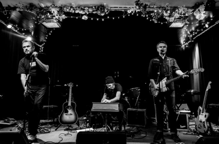 Kontrol. De Efterladte gider ikke streamingtjenester. Her ses bandet ved en koncert i 2014. Fra højre er det Peter H. Olesen, Boi Holm og Michael Lund. 