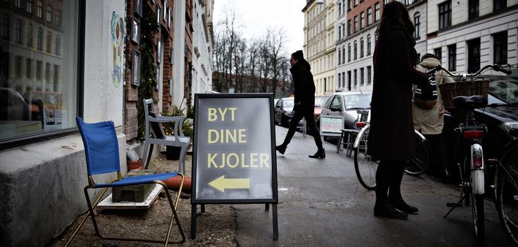 byt-byt. Allerede nu findes der butikker, hvor tøjet cirkulerer i stedet for at blive smidt ud. Blandt andet her i København, hvor man kan bytte en kjole for en kjole. 
