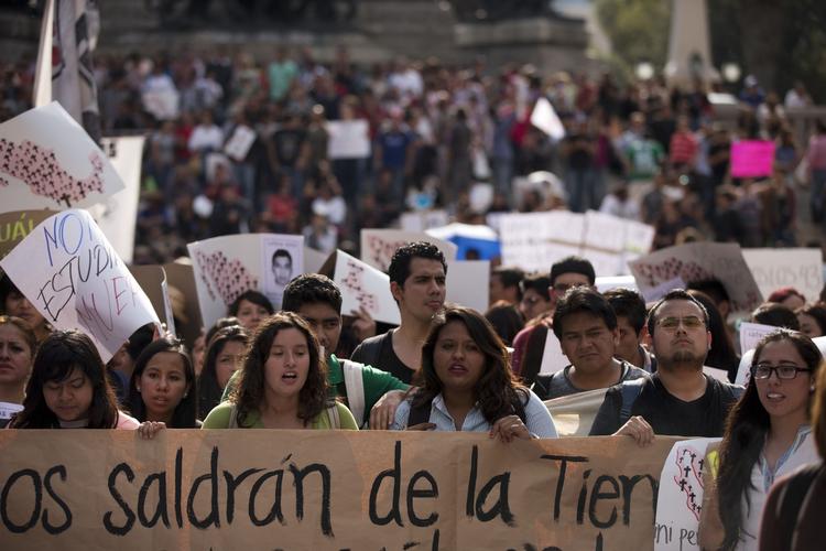 PROTEST. Demonstranter er gået på gaden i Mexico City for at vise deres vrede over de 43 forsvundne studenter. 