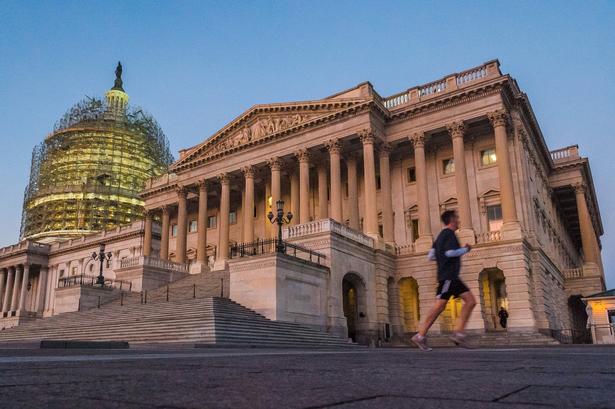 Tidligt i morges løber en jogger forbi  Kongressen, Capitol Hill, i Washington. 