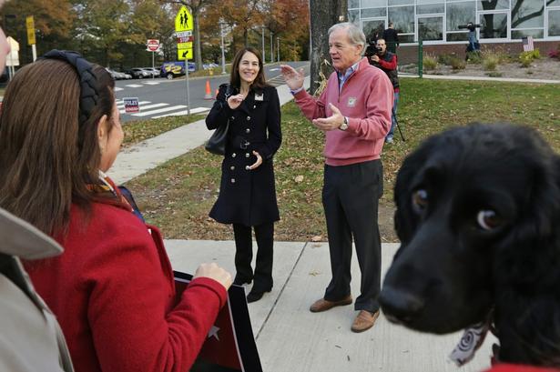 Den republikanske kandidat Tom Foley møder sine tilhængere før valget i Greenwich, Connecticut. 