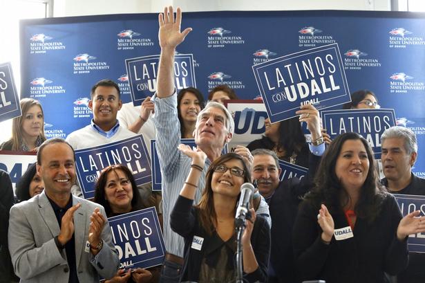 Den demokratiske senator Mark Udall vinker til sine tilhængere i Denver, Colorado. 