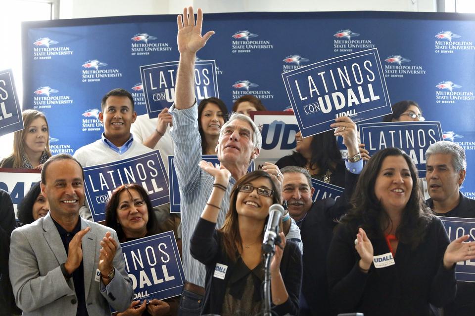 Den demokratiske senator Mark Udall vinker til sine tilhængere i Denver, Colorado. 