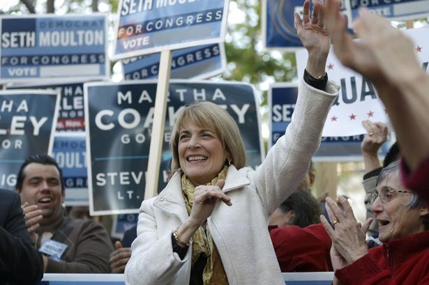 Demokraternes kandidat til guvernørposten i Massachusetts, Martha Coakley, gør et sidste forsøg på at tiltrække vælgere før Midtvejsvalget. 