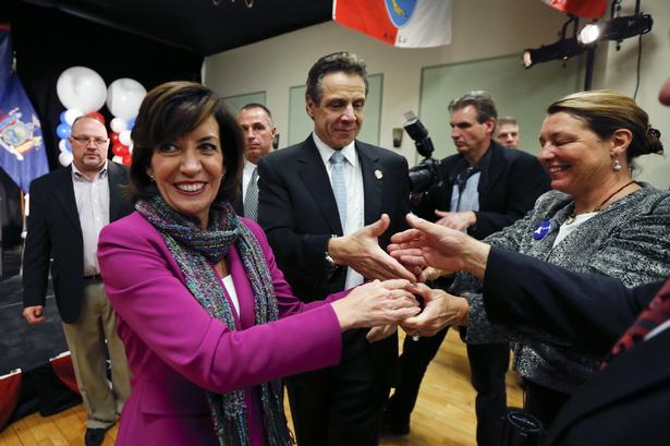 Demokraterne Kathy Hochul og  Andrew Cuomo møder deres tilhængere i New York. 