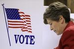 En af republikanernes kandidater til Senatet, Joni Ernst, afgiver sin stemme i Iowa. 