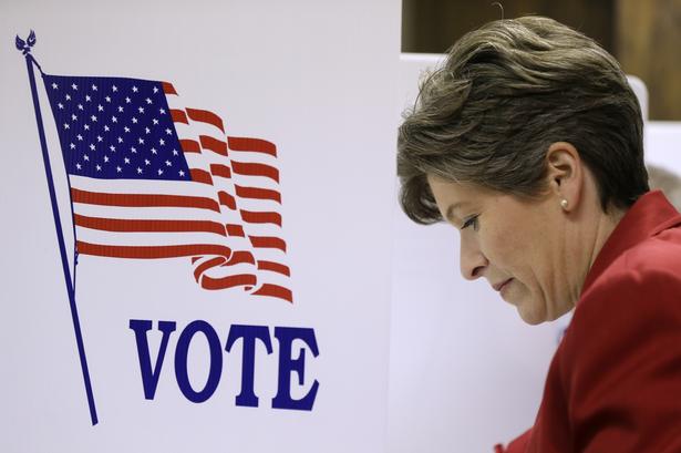 En af republikanernes kandidater til Senatet, Joni Ernst, afgiver sin stemme i Iowa. 