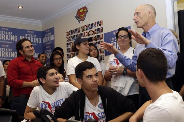 Floridas guvernør Rick Scott i de sidste taler med vælgere før valget. 