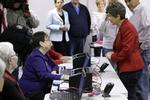 Republikaneren Joni Ernst afgiver sin stemme her til morgen amerikansk tid i  Red Oak, Iowa. 