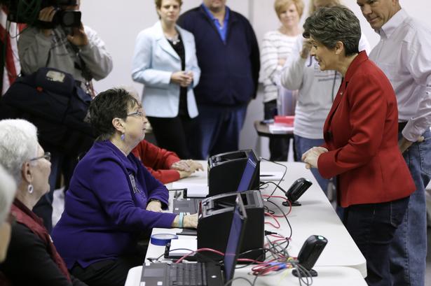 Republikaneren Joni Ernst afgiver sin stemme her til morgen amerikansk tid i  Red Oak, Iowa. 