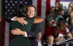 Nervepirrende. Demokraten Bruce Braley er ude i en hård kamp for at blive senator for Iowa. Her får han opbakning fra førstedame Michelle Obama. 