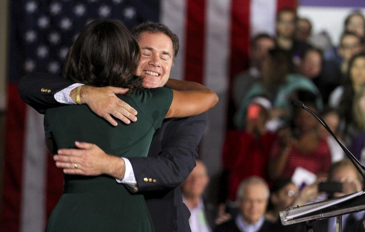 Nervepirrende. Demokraten Bruce Braley er ude i en hård kamp for at blive senator for Iowa. Her får han opbakning fra førstedame Michelle Obama. 
