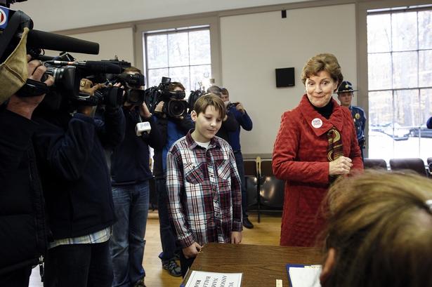 Jeanne Shaheen, demokratisk senator i New Hampshire, afgiver sin stemme. Shaheen er i staten oppe imod republikanernes Scott Brown. 