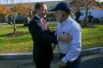 Rob Astorino, guvernørkandidat for republikanerne i New York, krammer en vælger efter at have stemt i Hawthorne. 