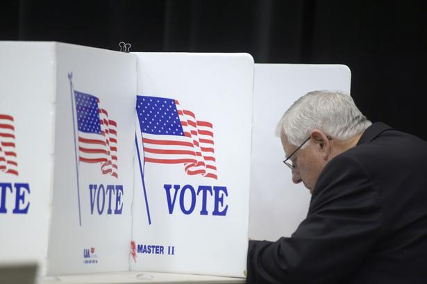 Den republikanske senator Mike Enzi afgiver sin stemme i Gillette, Wyoming. 