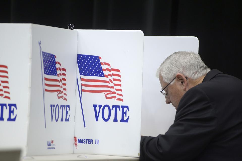 Den republikanske senator Mike Enzi afgiver sin stemme i Gillette, Wyoming. 