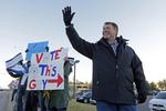Mike Rounds, republikansk kandidat til Senatet, vinker efter at have afgivet sin stemme i South Dakota. Her er han oppe mod blandt andre demokraternes Rick Weiland. 