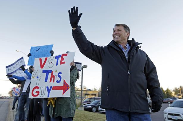 Mike Rounds, republikansk kandidat til Senatet, vinker efter at have afgivet sin stemme i South Dakota. Her er han oppe mod blandt andre demokraternes Rick Weiland. 
