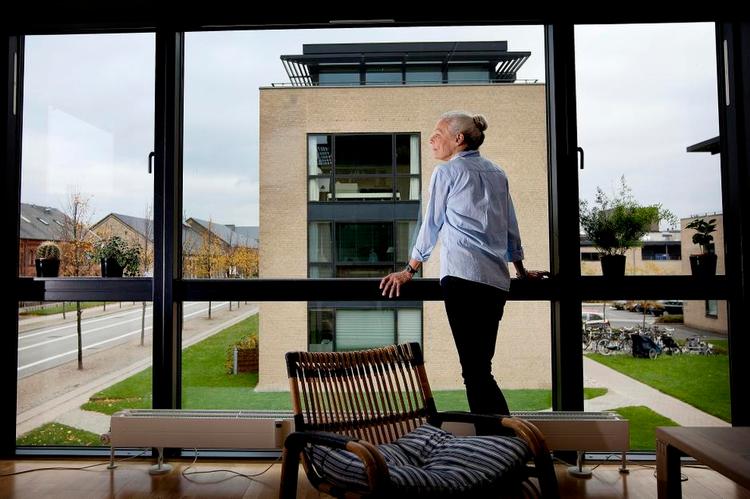 Panorama. Fra sin stue kan Jutta Helles se ud på nye og gamle bygninger, træerne og himlen. »Man føler, at man sidder ude i vejret«, siger hun. 