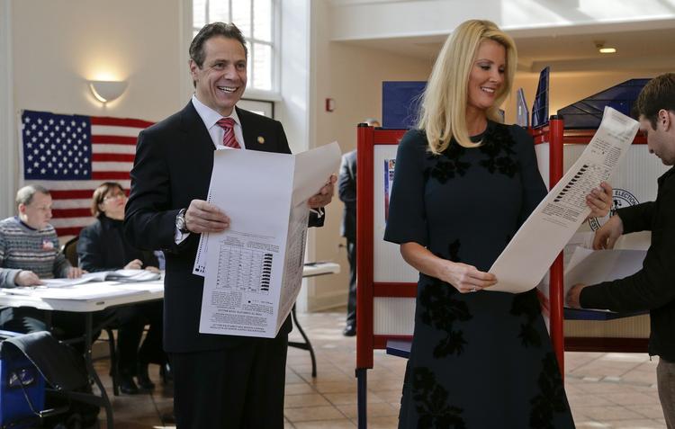 Guvernøren i New York, Andrew Cuomo, har afgivet sin stemme ved Midtvejsvalget i selskab med sin partner Sandra Lee. 