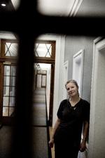 Justits. Anne Kristine Axelsson, departementschef i Justitsministeriet, blev hjemsendt som følge af Christiania-sagen, men i går afgjorde en undersøgelseskommission, at hun handlede i overensstemmelse med loven, da hun og kollegaer løj for Folketinget om årsag til at fristads-besøget blev aflyst. 