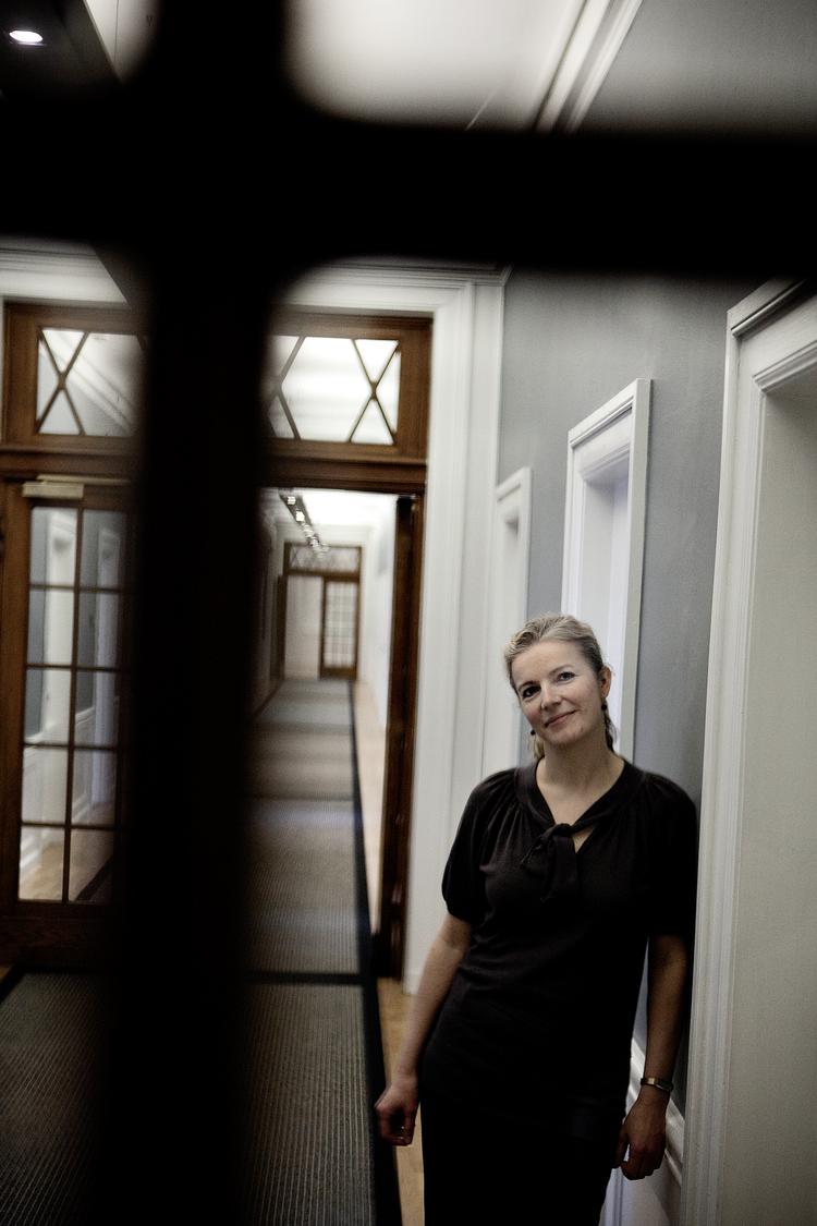 Justits. Anne Kristine Axelsson, departementschef i Justitsministeriet, blev hjemsendt som følge af Christiania-sagen, men i går afgjorde en undersøgelseskommission, at hun handlede i overensstemmelse med loven, da hun og kollegaer løj for Folketinget om årsag til at fristads-besøget blev aflyst. 