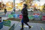 Valgdag. Borgerne i Washington D.C. skal stemme om mange ting i dag - fra fri pot til, hvem der skal være borgmester. Muriel Bowser er favorit til at blive byens nye leder. 
