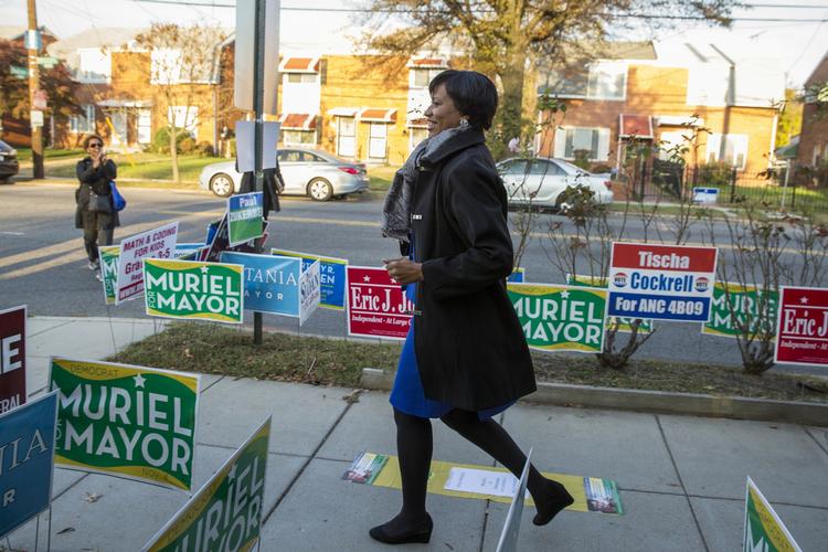 Valgdag. Borgerne i Washington D.C. skal stemme om mange ting i dag - fra fri pot til, hvem der skal være borgmester. Muriel Bowser er favorit til at blive byens nye leder. 